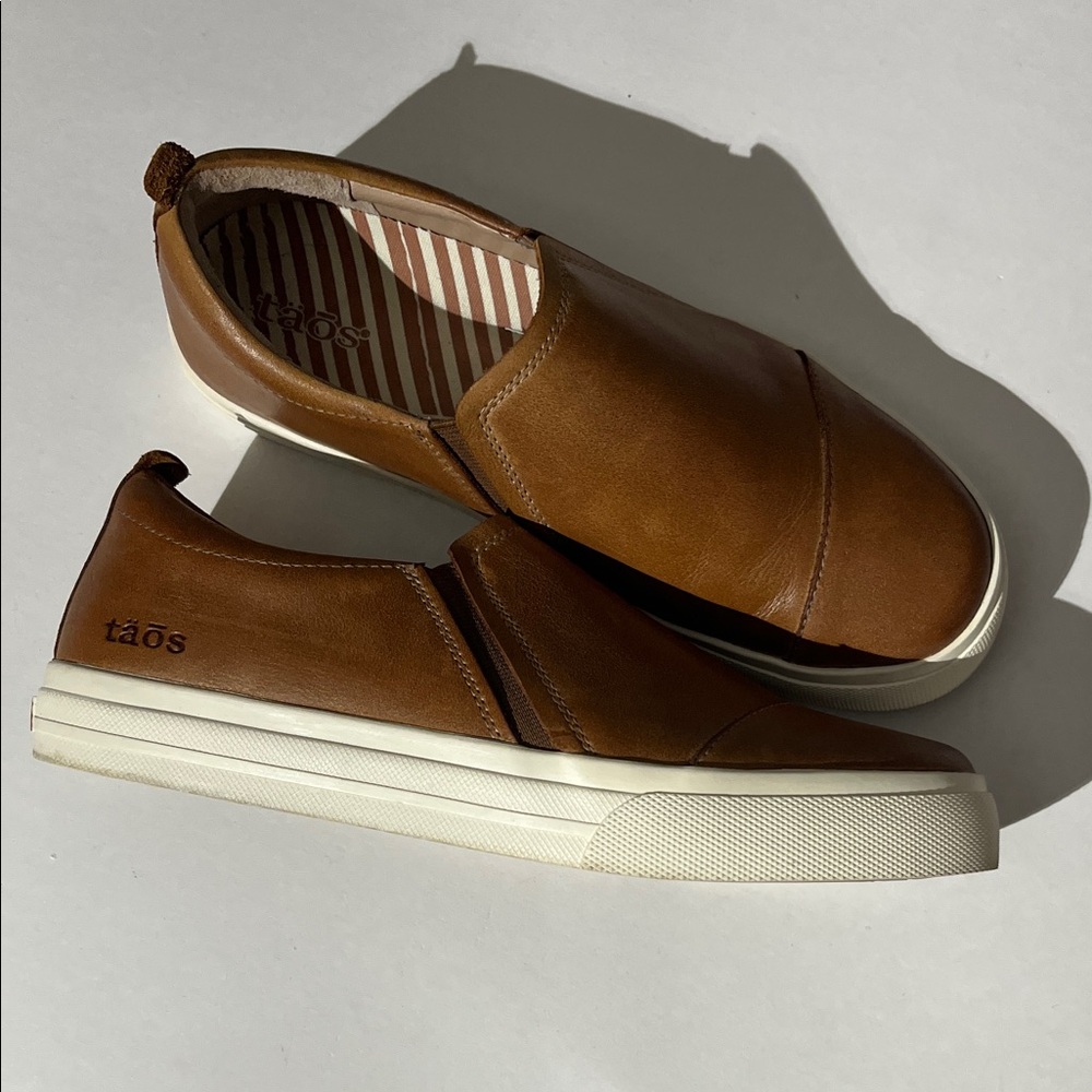 Taos Twin Gore Lux Slip On Shoes Sneakers Loafers Tan Leather sz 7.5 Neutral